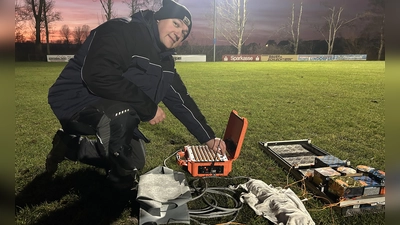 Begeisterter Feuerwerker mit Maß und Ziel: Pyrotechniker Jens Kühn bei den Vorbereitungen. (Foto: Florian Pöhlmann)