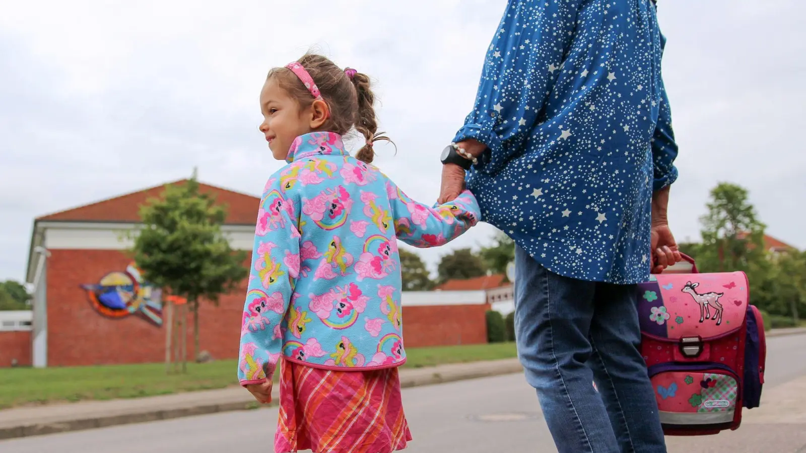 Noch Hand in Hand: Doch wie und wann lernen Kinder am besten, den Schulweg auch allein zu gehen? (Foto: Mascha Brichta/dpa-tmn)