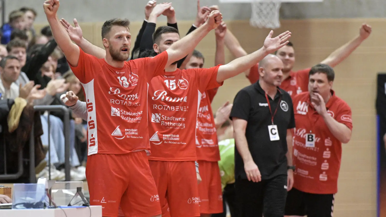 Endlich wieder Jubel bei den Handballern des TSV 2000 Rothenburg um Dennis Orf, Nedim Jasarevic und die Interimstrainer Volker Ehrlinger und Marcell Könnicke (von links). (Foto: Martin Rügner)