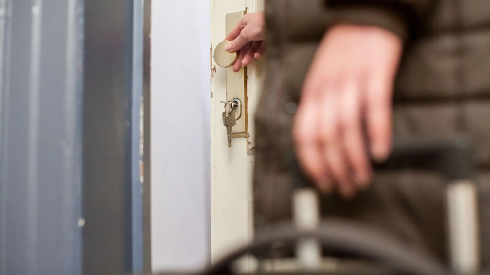 Wer in einer weiteren Wohnung gemeldet ist, muss bei der Kommune unter Umständen für den Zweitwohnsitz eine Steuer bezahlen. (Foto: Christin Klose/dpa-tmn)