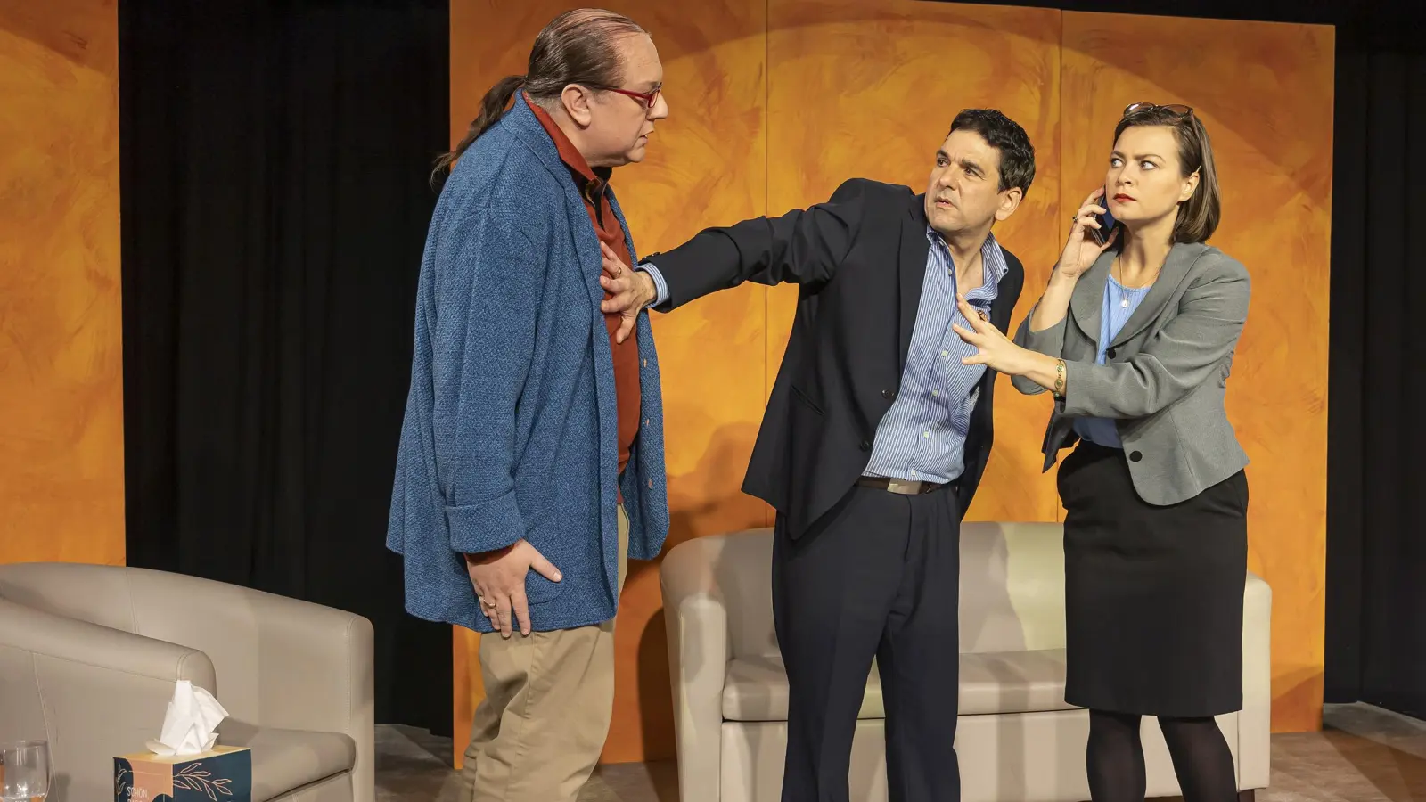 Da bahnt sich eine Beziehungskatastrophe an (von links): eine Szene mit Knut Fleischmann, Andreas Peteratzinger und Janina Lisa Dötterl in der Komödie „Die Wunderübung“. (Foto: Landestheater/Hans von Draminski)