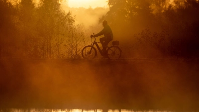 Herbstnebel in seiner schönsten Form auf dem Deich an der Hunte (Foto: Hauke-Christian Dittrich/dpa)