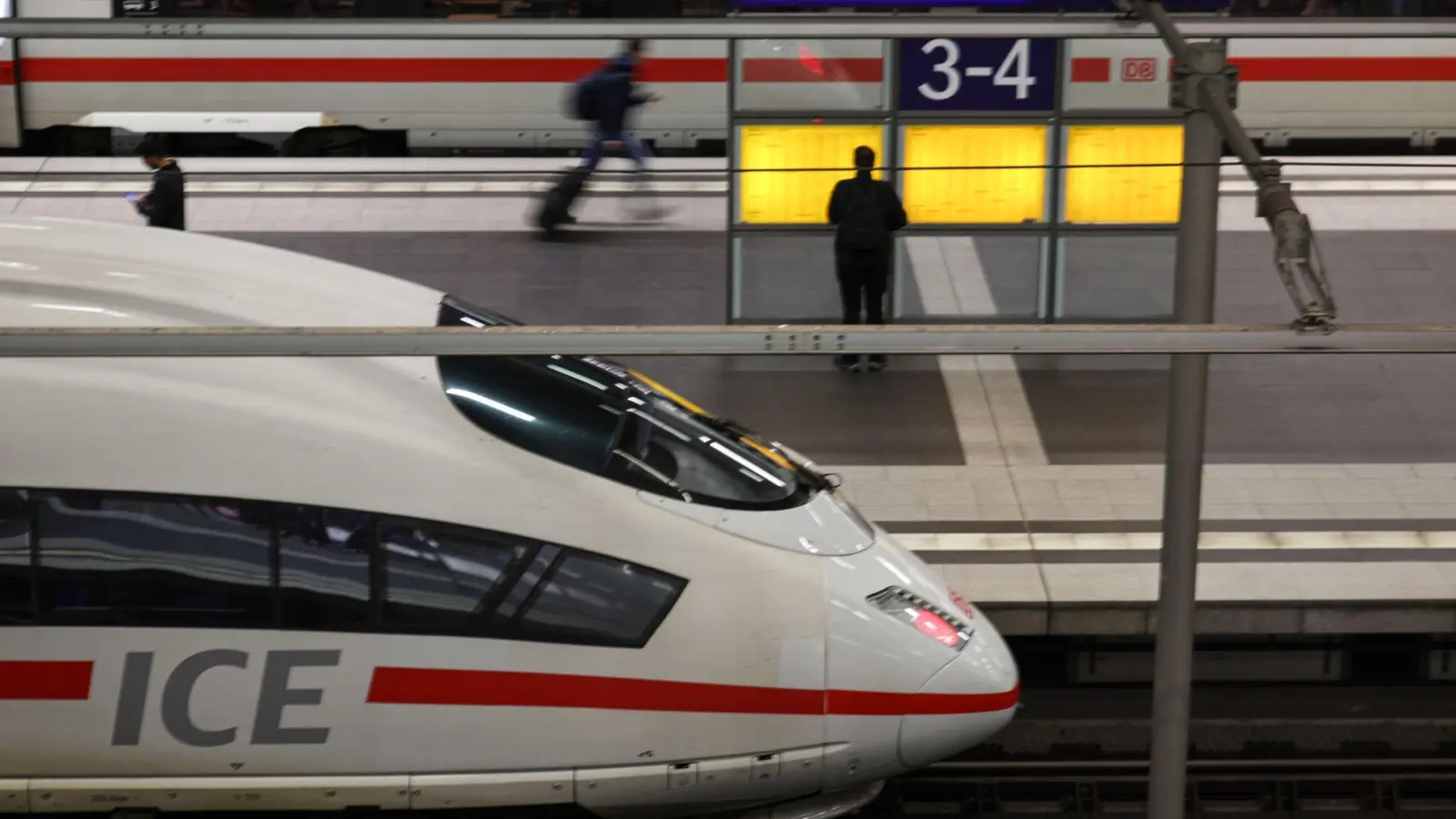 Die Unzuverlässigkeit der Bahn wird jetzt auch in den Reisendenzahlen sichtbar.  (Foto: Hannes P. Albert/dpa)