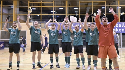 Das Siegerteam der SG Petersaurach/Großhaslach jubelt mit Pokal. Rechts Luis Weißmann, der als bester Torart ausgezeichnet wurde. (Foto: Martin Rügner)