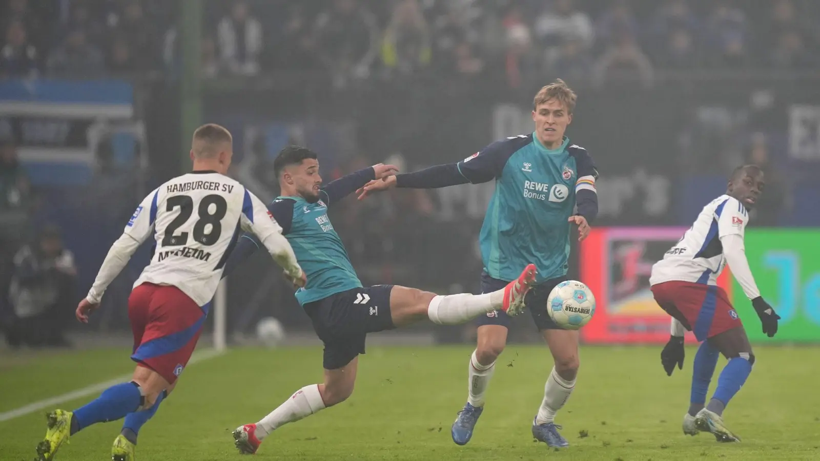 Nicht hochklassig, aber umkämpft: Top-Duell HSV gegen Köln.  (Foto: Marcus Brandt/dpa)