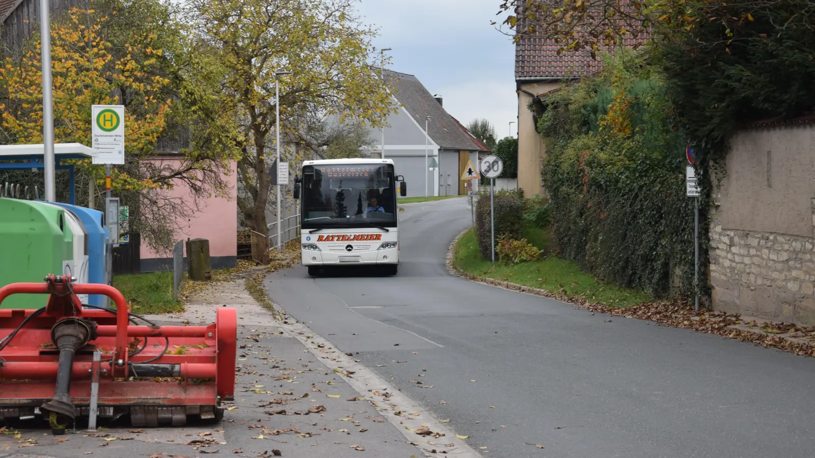 In der Ortsdurchfahrt von Dautenwinden geht es eng zu. Auch deshalb können die Eltern nicht nachvollziehen, warum hier nur auf einer Seite Tempo 30 angeordnet wurde. (Foto: Florian Schwab)