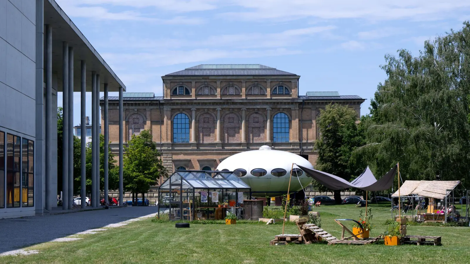 Im Kunstareal in München gibt es berühmte Museen und zahlreiche Wissenschaftseinrichtungen. Landschaftsarchitekten aus Paris sollen das Gebiet nun neu gestalten und zu einer Einheit fügen. (Archivbild) (Foto: Sven Hoppe/dpa)