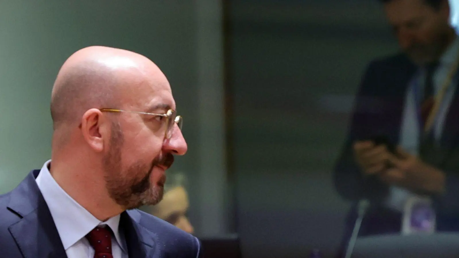 EU-Ratspräsident Charles Michel (l) spricht mit dem ungarischen Ministerpräsidenten Viktor Orban. (Foto: Olivier Matthys/AP/dpa)