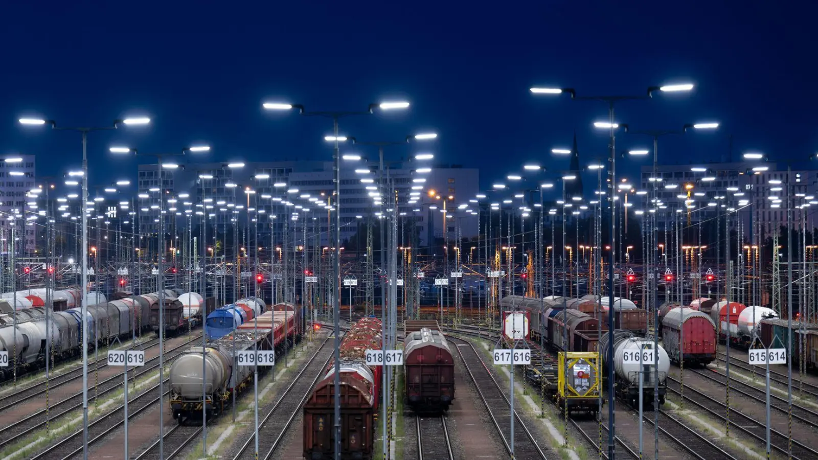 Die Bahn-Tochter DB Cargo muss finanziell bald auf eigenen Beinen stehen (Archivbild).  (Foto: Hendrik Schmidt/dpa)