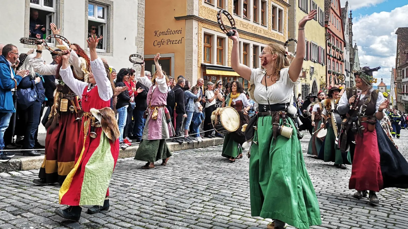 Ein Fest für Augen und Ohren: Der große Heereszug mit rund 700 Aktiven, fast 90 Pferden und zahlreichen Wagen begeistert Tausende von Menschen. (Foto: Jürgen Binder)