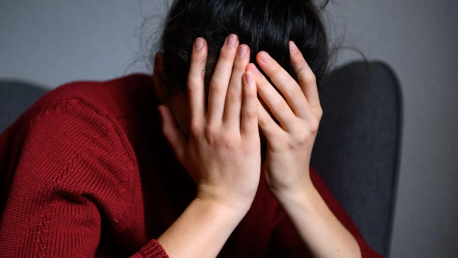 In Deutschland werden nach Auswertung einer Krankenkasse immer mehr Angststörungen diagnostiziert. (Symbolbild) (Foto: Jonas Walzberg/dpa)