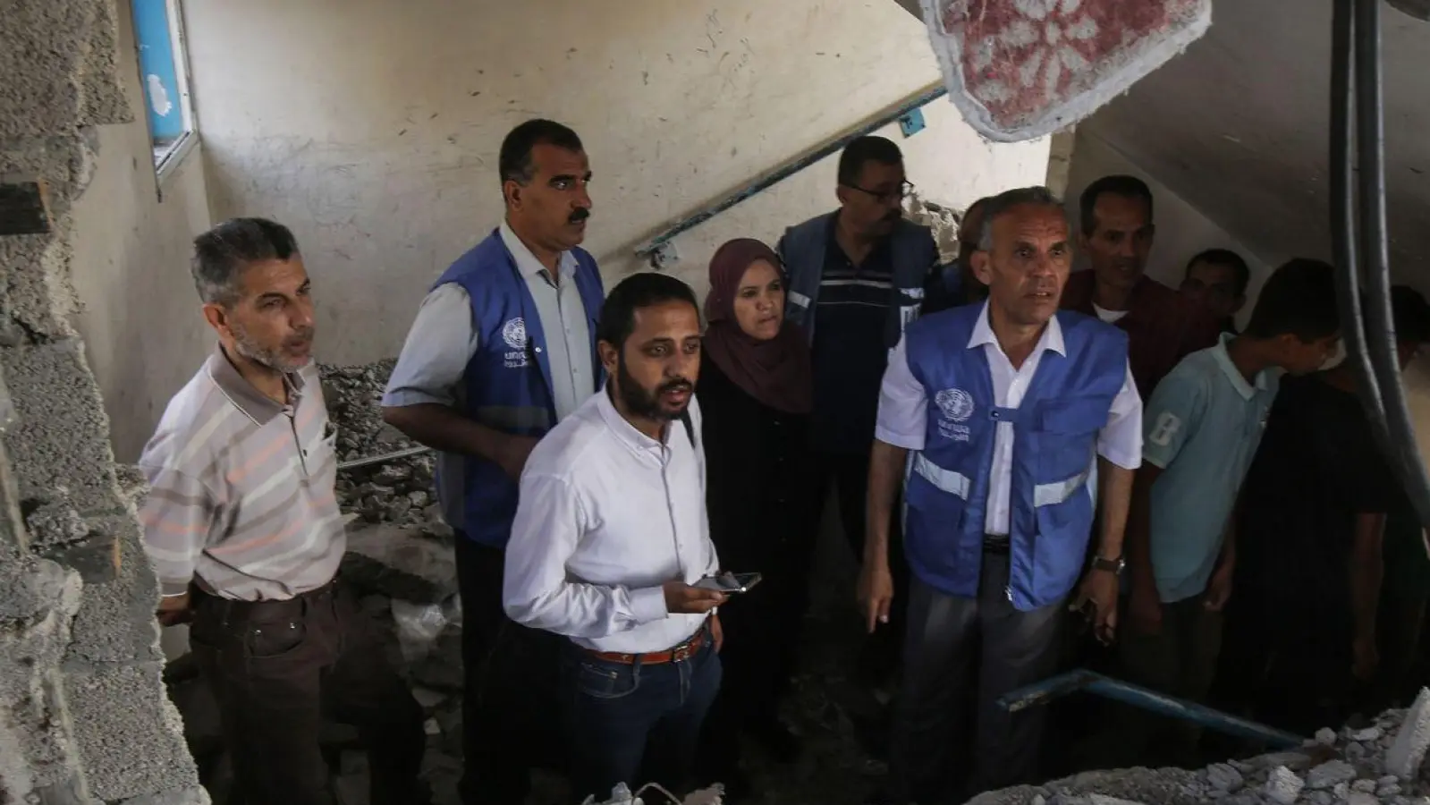 Nach einem israelischen Angriff auf eine vom UN-Palästinenserhilfswerk UNRWA betriebene Schule im Geflüchtetenlager Nuseirat müssen die Schäden begutachtet werden. (Foto: Omar Naaman/dpa)