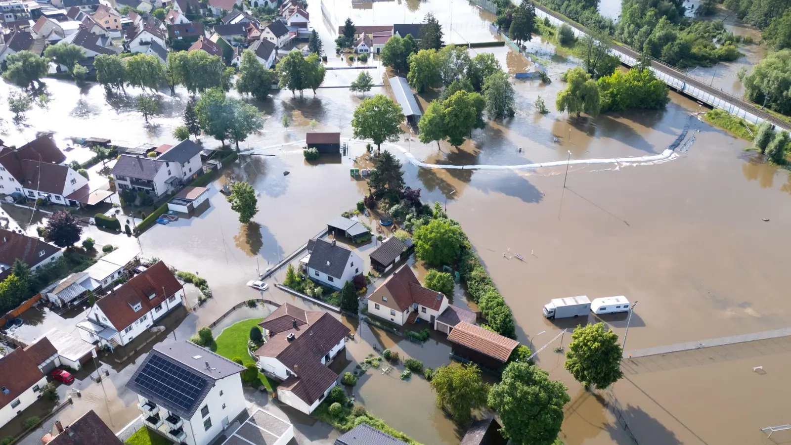 Im Frühjahr hielt knapp zwei Wochen lang Hochwasser weite Teile Bayerns in Atem - nun werden ersten Schadenssummen bekannt. (Archivbild)  (Foto: Sven Hoppe/dpa)