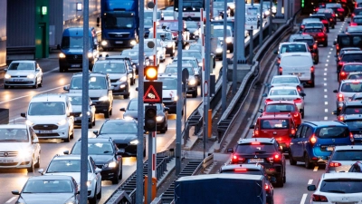 Trotz hoher Spritpreise nutzten die Menschen in Deutschland im vergangenen Jahr wieder stärker das Auto für die Fahrt zur Arbeit. (Foto: Matthias Balk/dpa)