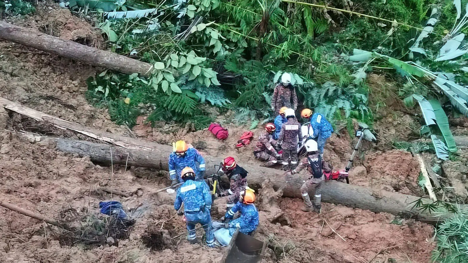 Mitarbeiter des Zivilschutzes suchen in Batang Kali nach Überlebenden. (Foto: Uncredited/Malaysia Civil Defense/AP/dpa)