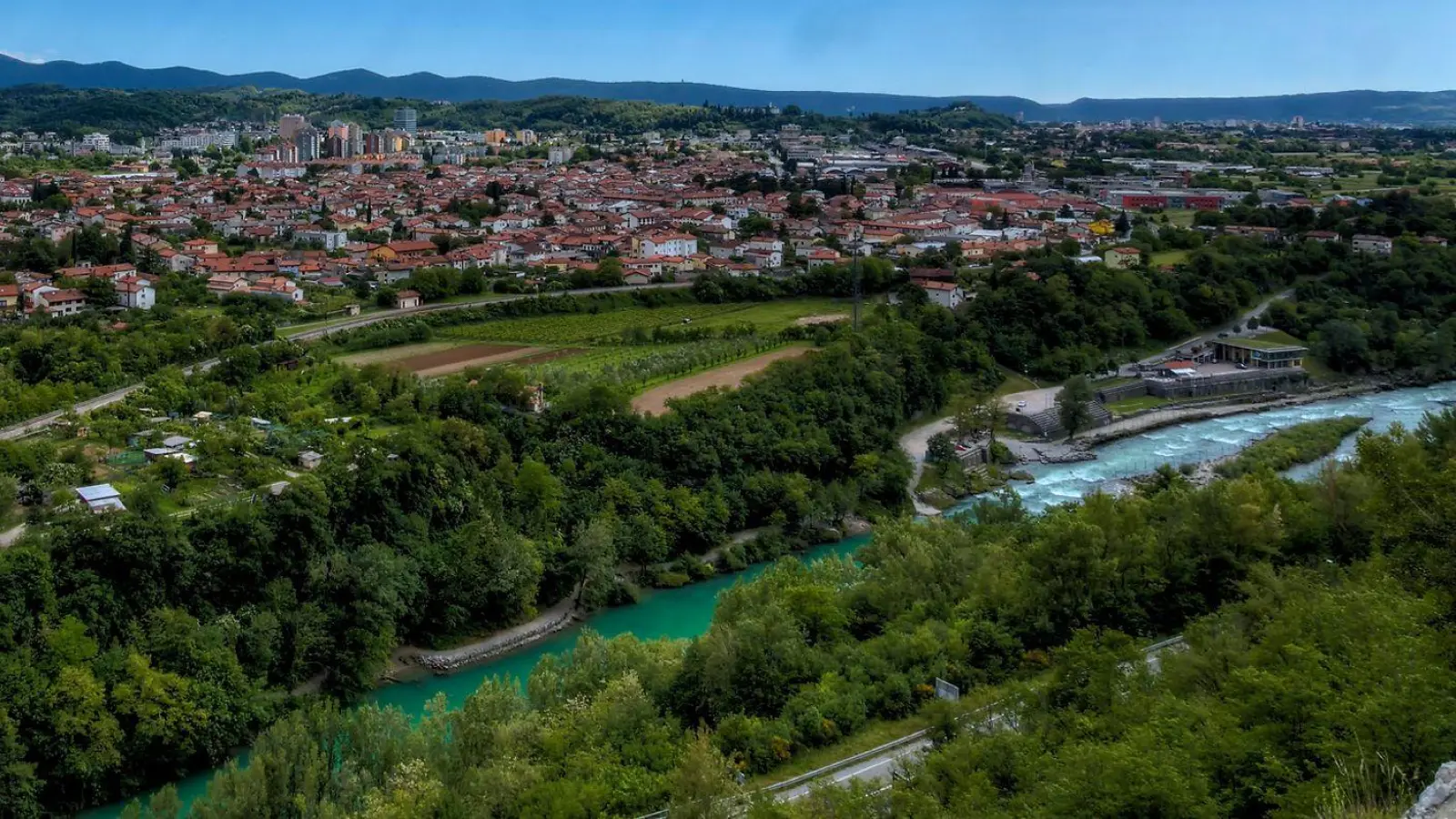 Entstanden auf Willen Titos: Aussicht auf die Stadt Nova Goricia. (Foto: Alen Kosmač/www.slovenia.info/dpa-tmn)