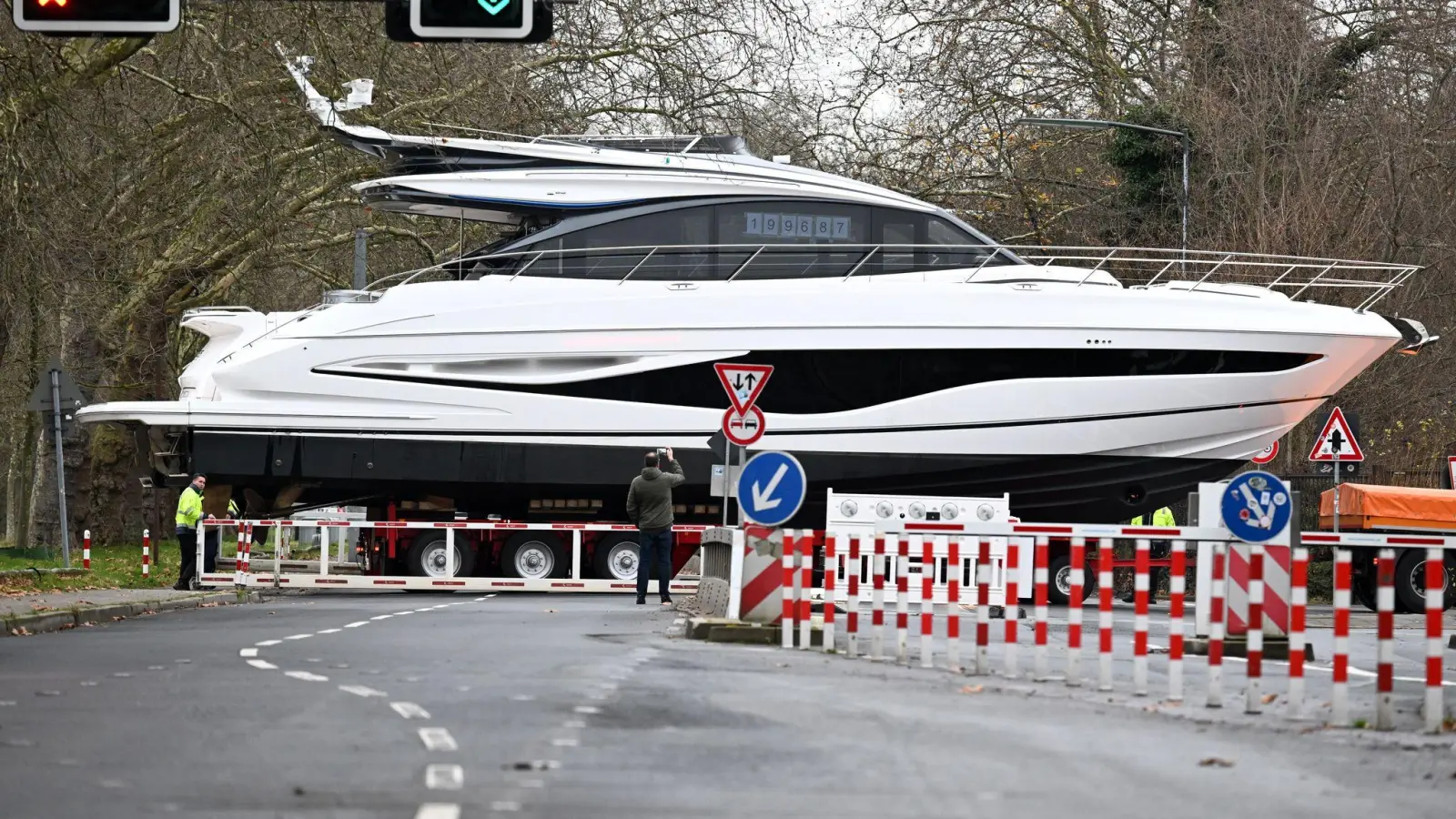 links vor rechts - 40-Tonner auf dem Weg zur „boot Düsseldorf” (Foto: Federico Gambarini/dpa)