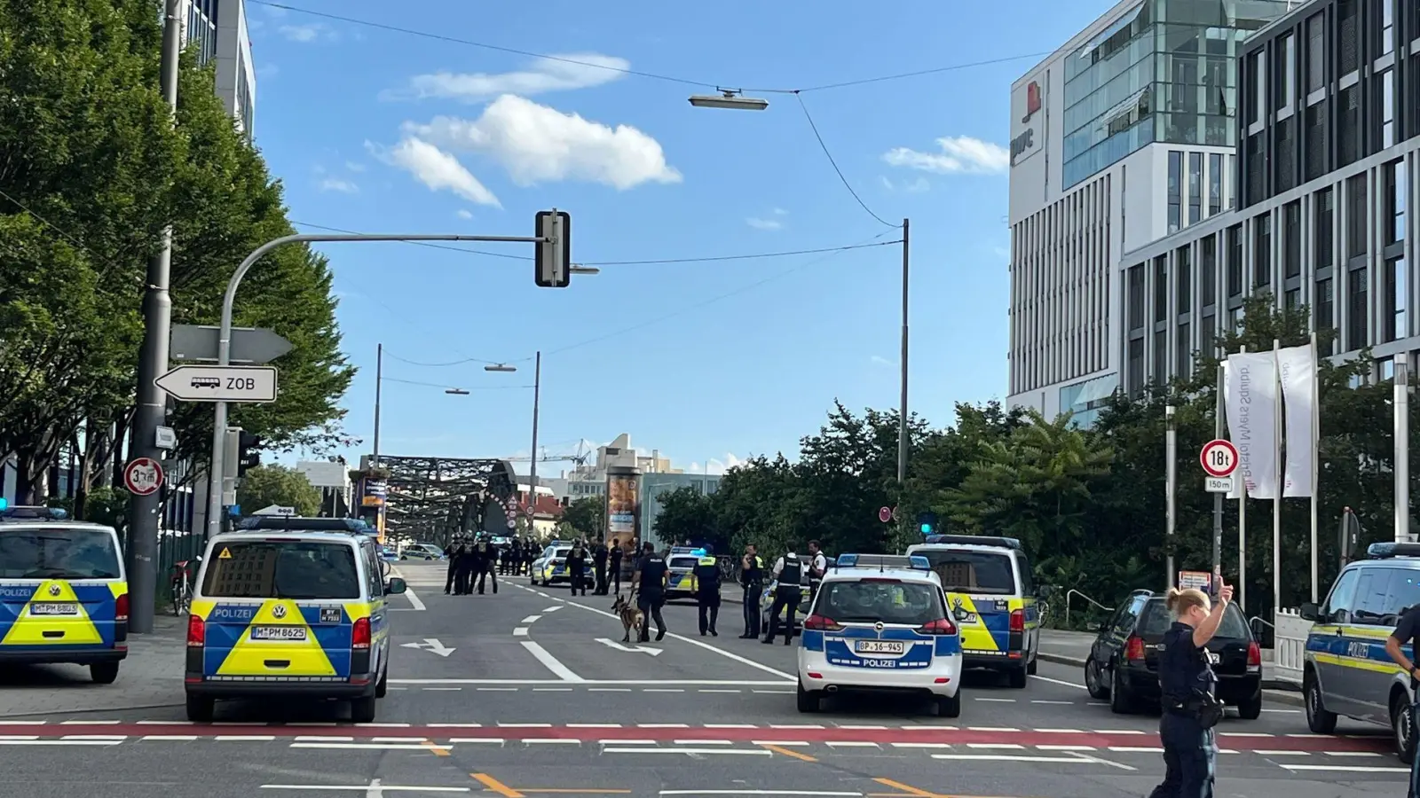 Dutzende Beamte bei Einsatz an der Hackerbrücke (Foto: Roland Freund/dpa)