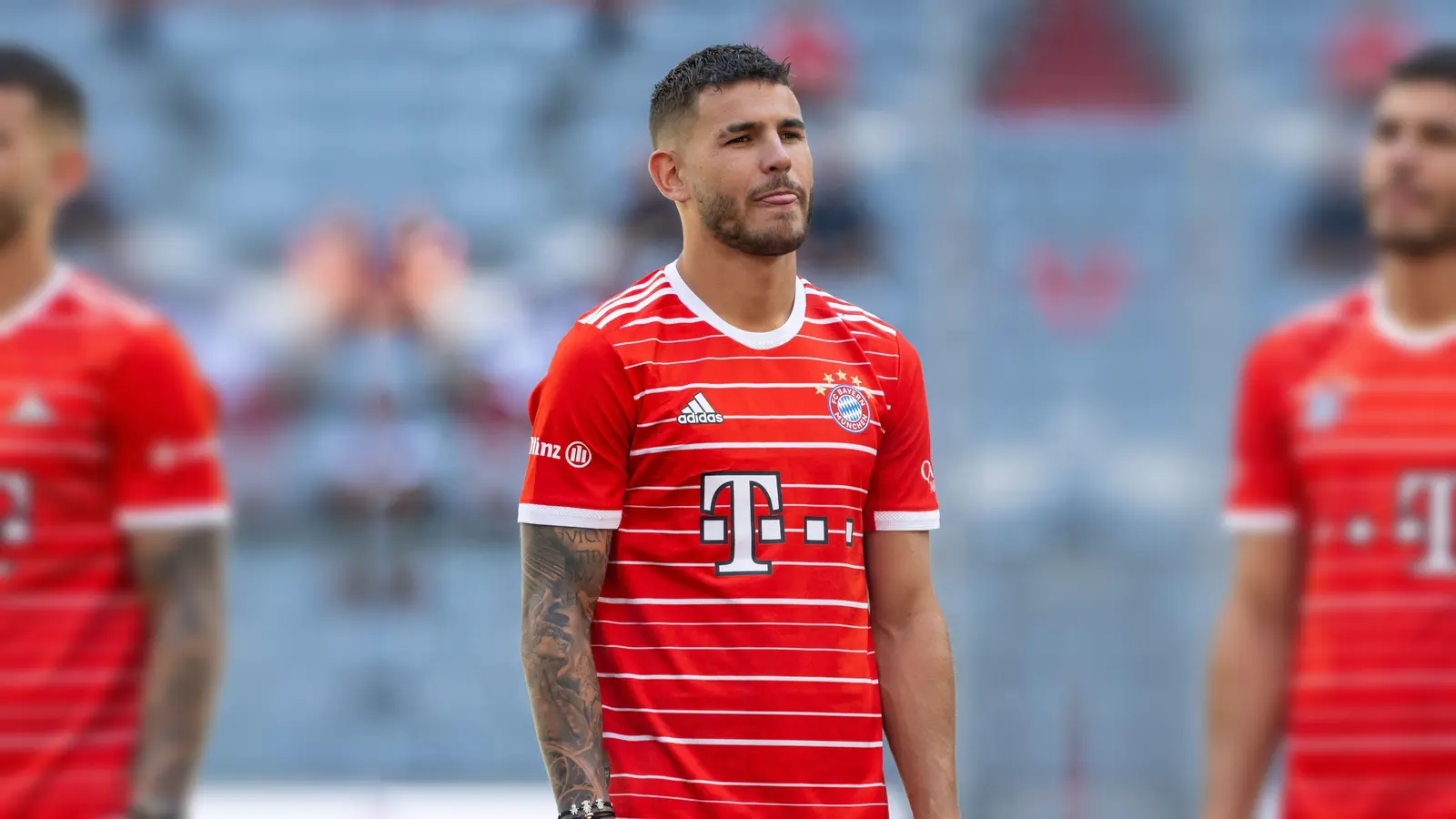 Lucas Hernandez steht auf dem Rasen der Allianz Arena. (Foto: Sven Hoppe/dpa/Archivbild)