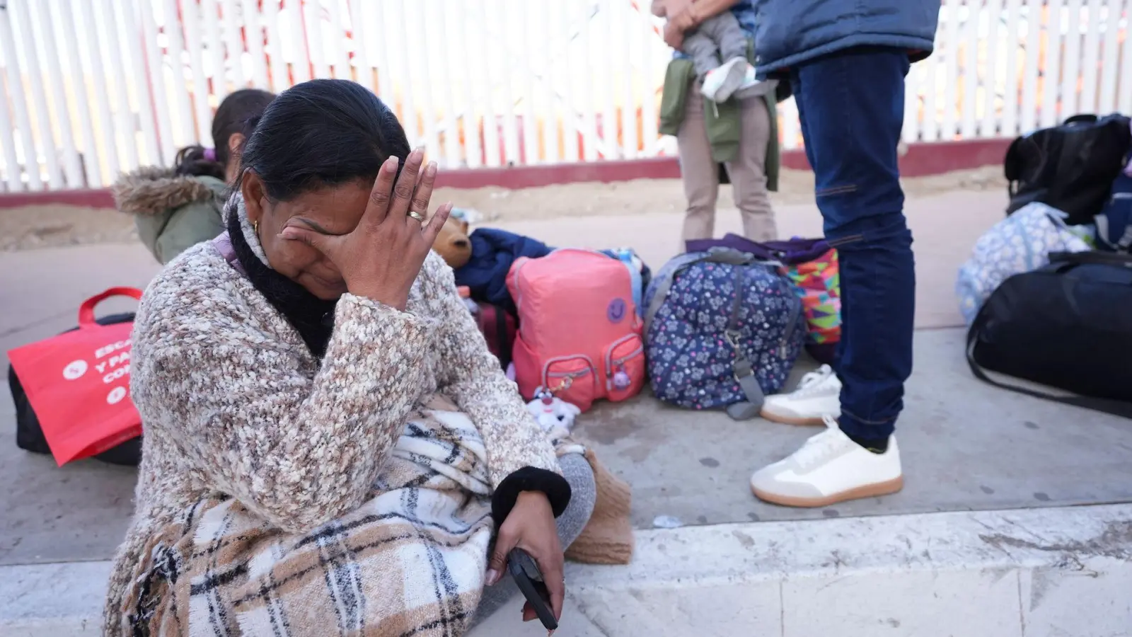 Maria Mercado aus Kolumbien hätte am Montag einen Asyl-Termin gehabt. Er wurde abgesagt - kurz nach Trumps Vereidigung. (Foto: Gregory Bull/AP/dpa)