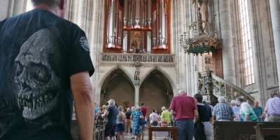 Auch einige Metal-Fans vom Summer-Breeze-Festival waren zum Orgelkonzert „Toccata On The Rock(s)“ von Volker Oertel ins Dinkelsbühler Münster St. Georg gekommen. (Foto: Roman Kocholl)