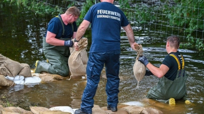 Halten die Deiche? Einsatzkräfte dichten bei Vogelsang im Oder-Spree-Kreis Sickerstellen ab. (Foto: Patrick Pleul/dpa)