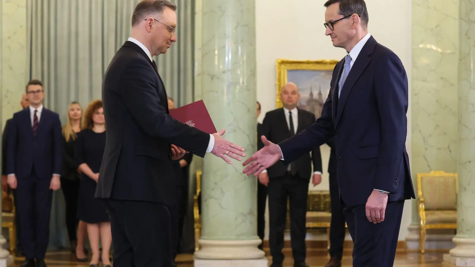 Polens Präsident Andrzej Duda (l) und der ehemalige Ministerpräsident Mateusz Morawiecki in Warschau. (Foto: Leszek Szymanski/PAP/dpa)