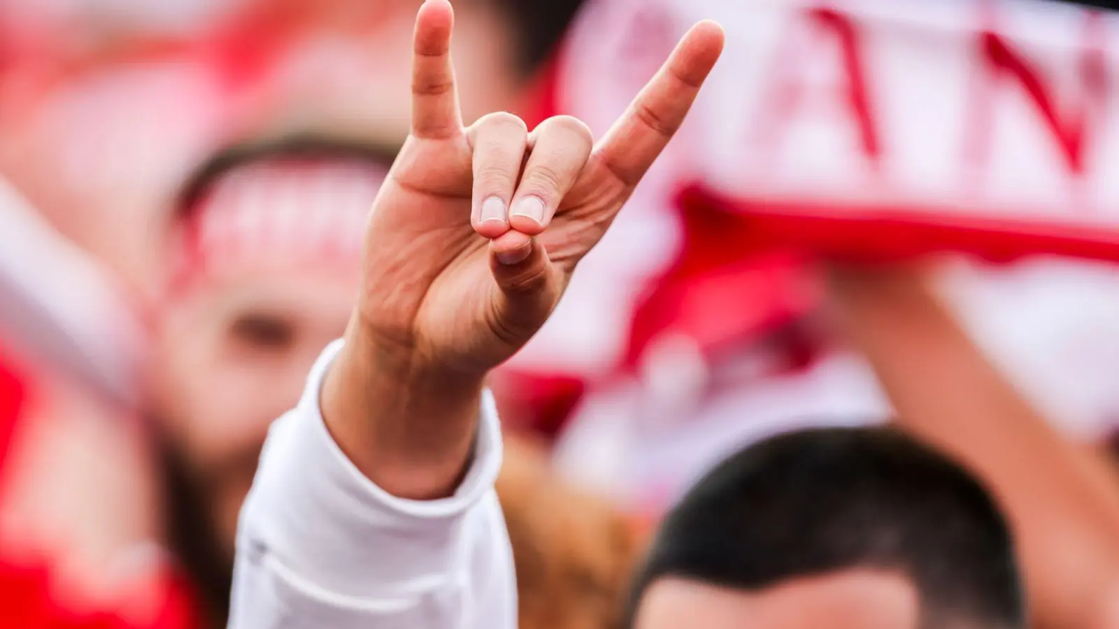 Zumindest an Bayerns Schulen ist der Schweigefuchs weiterhin erlaubt. Im Gegensatz zum Fußballplatz: Hier sorgte die Handgeste - verstanden als Wolfsgruß - für einen Eklat. (Archivbild) (Foto: Christoph Reichwein/dpa)