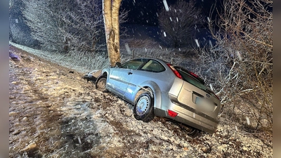 Ein Auto landet bei schneeglatter Fahrbahn an einem Baum.  (Foto: Klein/Vifogra/dpa)