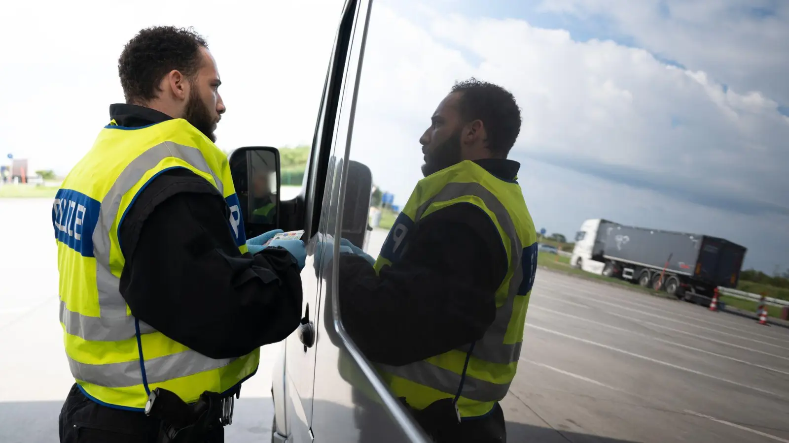 Polizisten werden während der Olympischen Spiele an der Grenze zu Frankreich kontrollieren. (Archivbild)  (Foto: Sebastian Kahnert/dpa)