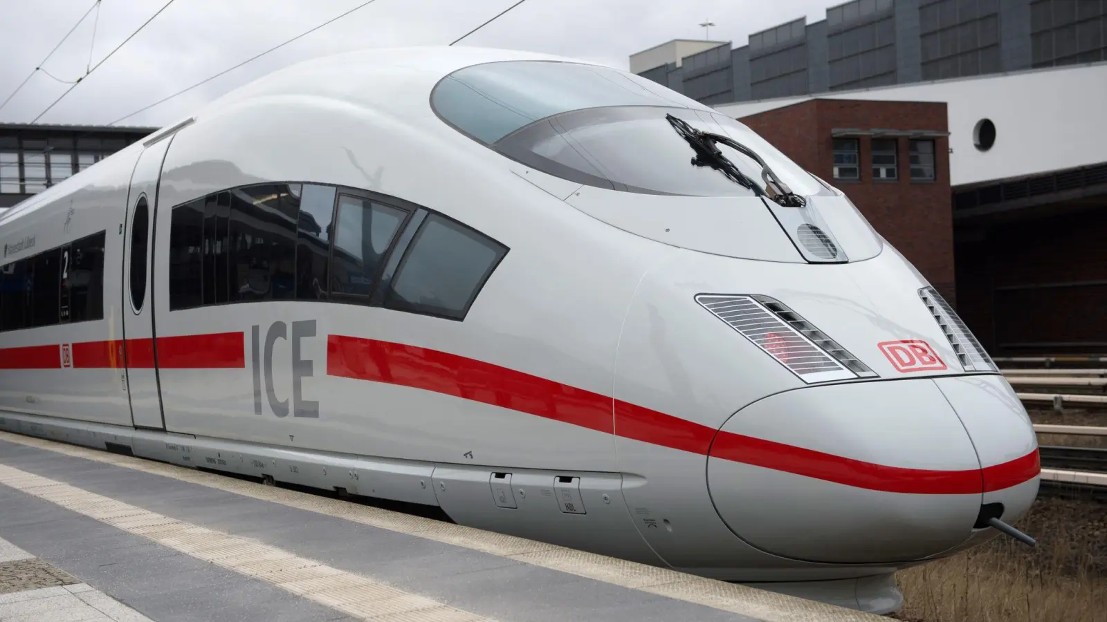 Modernisierter ICE-3-Hochgeschwindigkeitszug der Deutschen Bahn. (Foto: picture alliance / Paul Zinken/dpa)