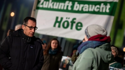 Bundeslandwirtschaftsminister Cem Özdemir hört sich an, was Aktivisten bei der Grünen Woche fordern.  (Foto: Fabian Sommer/dpa)