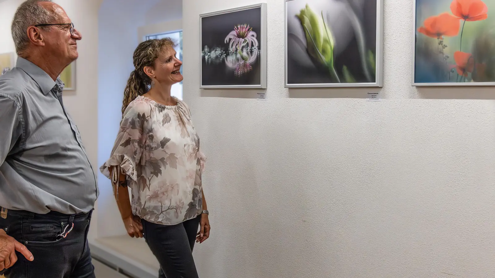 Fotografin Susanne Deinhardt und Galerist Johann Buckel beim Rundgang durch die Ausstellung. (Foto: Günter Schmidt)