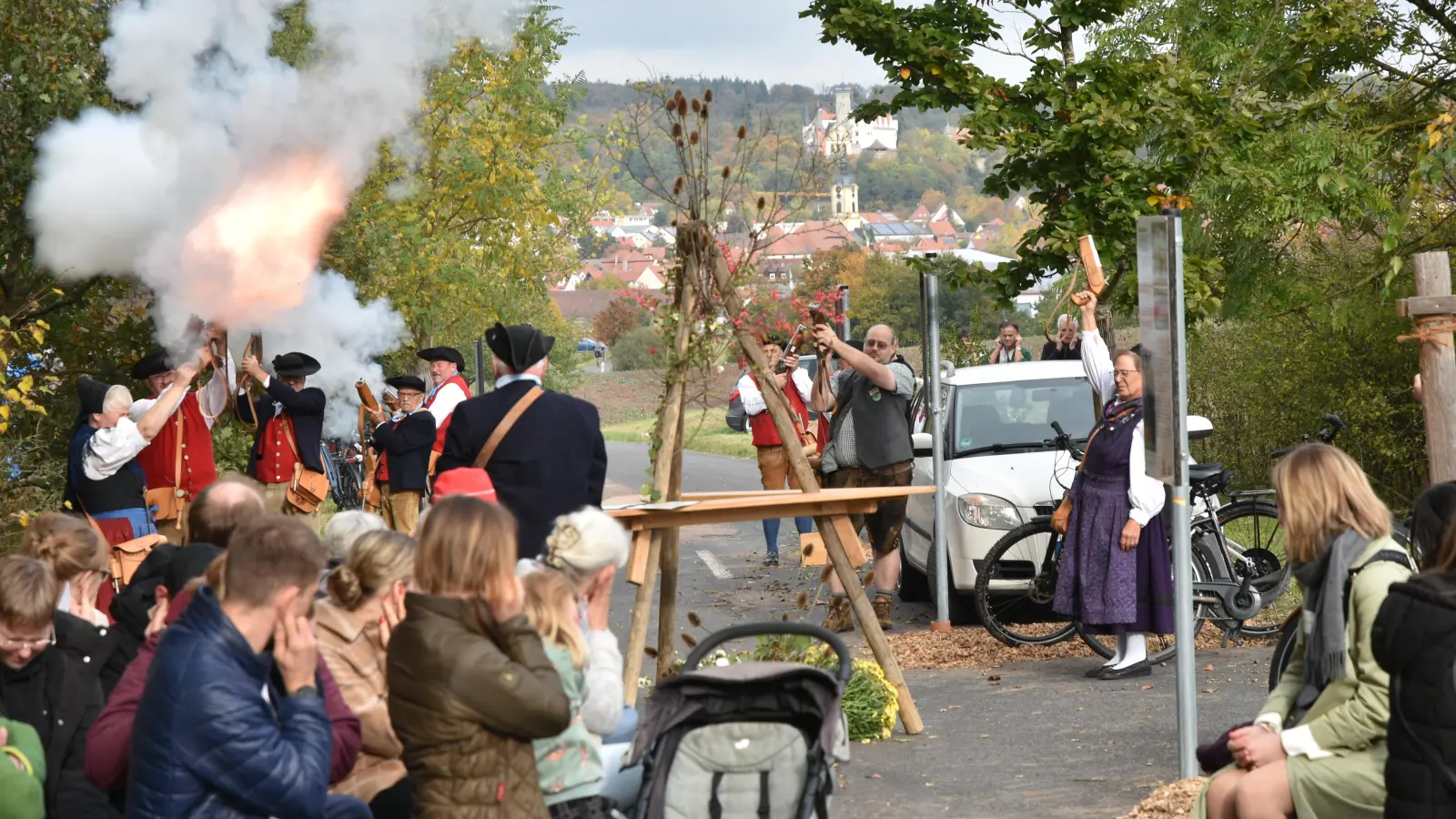 Die Böllerschützen leiteten lautstark den 15. Holztag ein. (Foto: Anita Dlugoß)