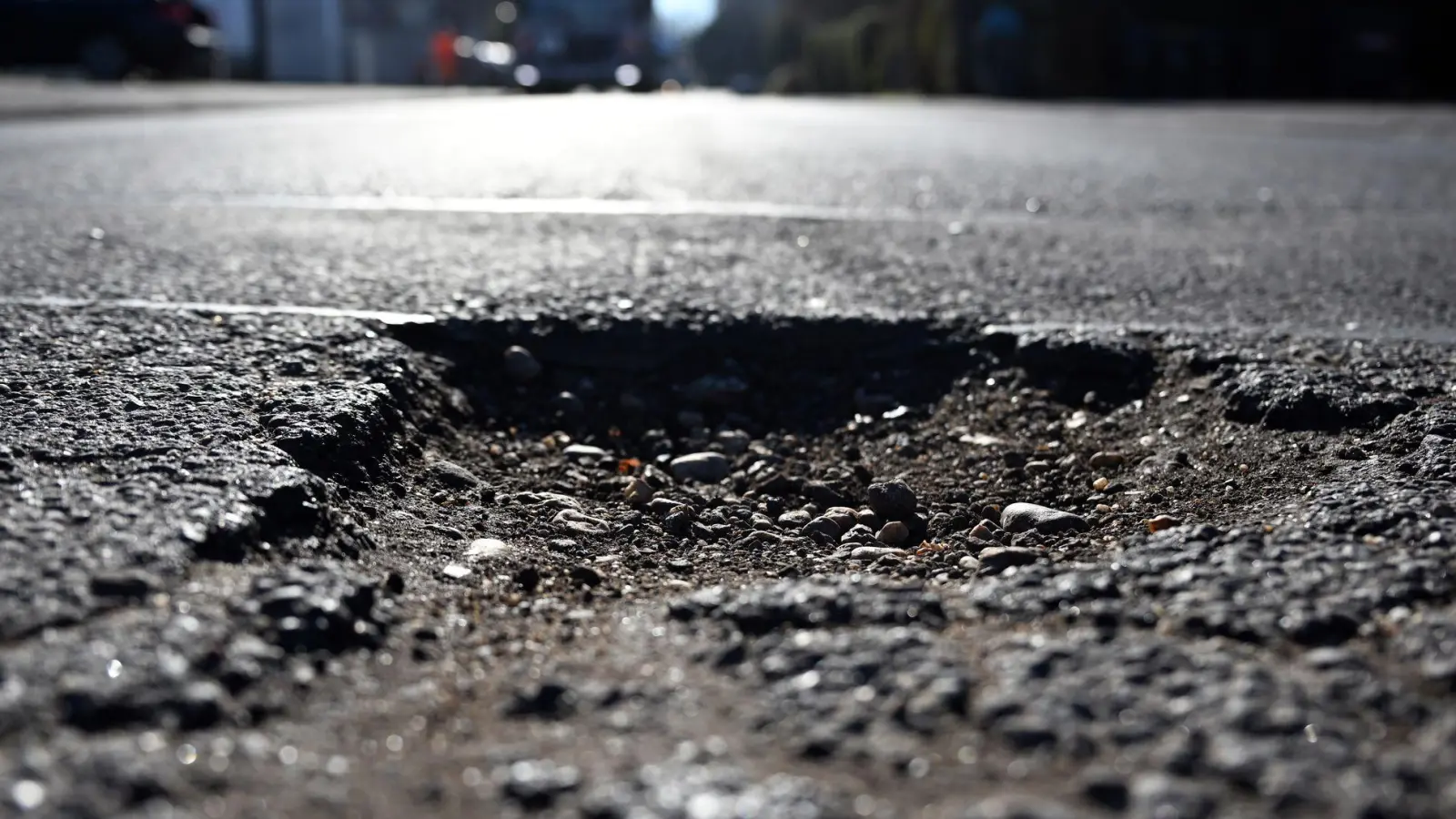 Die Bauindustrie hält eine Pkw-Maut für ein sinnvolles Instrument gegen kaputte Straßen.  (Foto: Federico Gambarini/dpa)