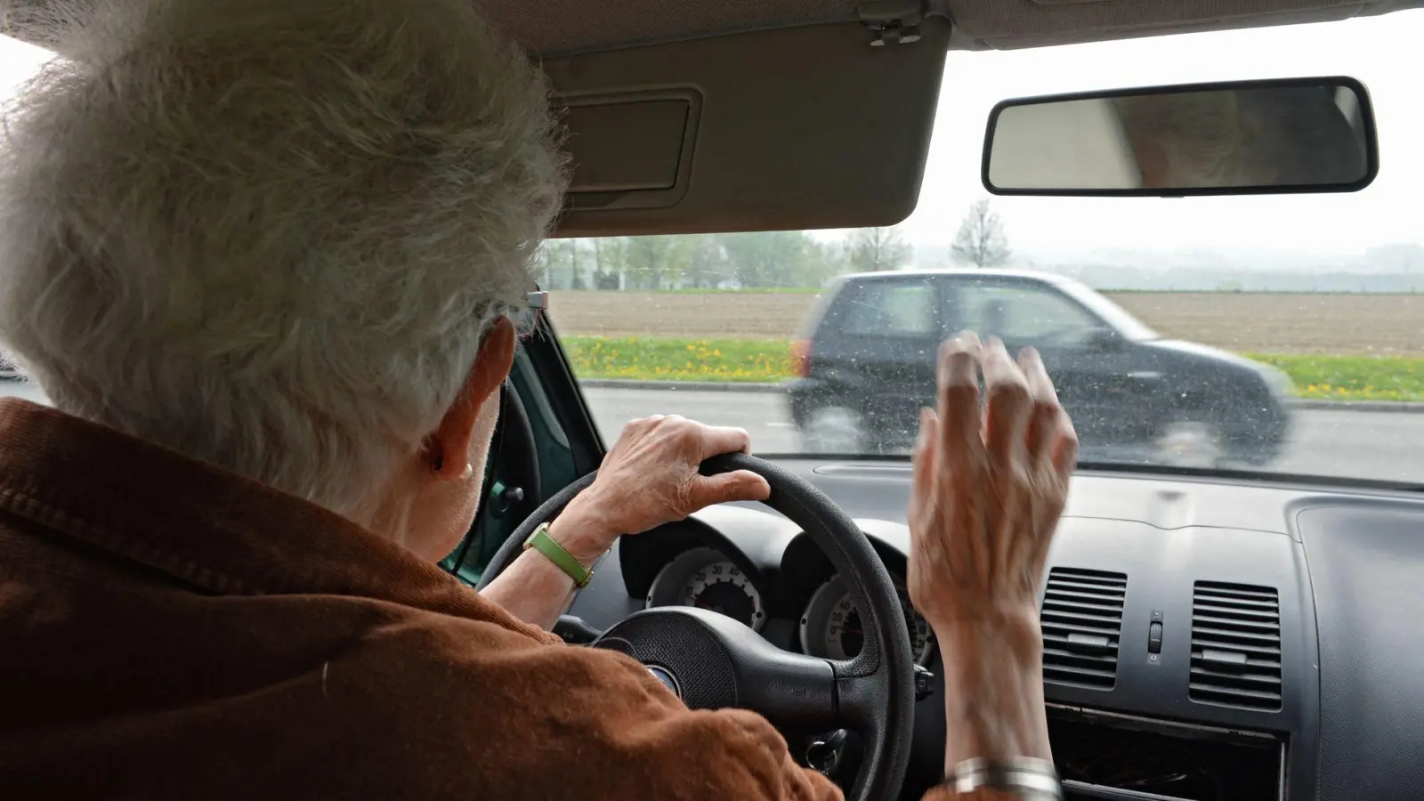 Bei älteren Autofahrern gibt es oft andere Unfallursachen als bei jüngeren. (Symbolbild) (Foto: Felix Kästle/dpa)