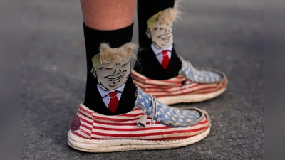 Wahlkampf in den USA: Eine Person trägt Donald-Trump-Socken vor einer Wahlkampfveranstaltung. (Foto: Julia Demaree Nikhinson/AP)