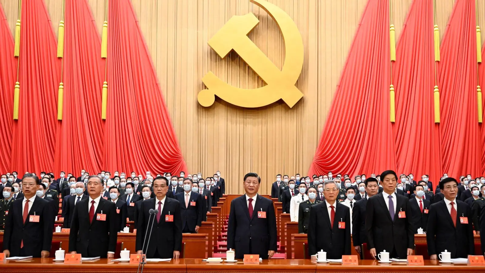 Die Führungsriege um Ministerpräsident Xi Jinping beim nur alle fünf Jahre stattfindenden Parteitages in Peking. (Foto: Li Xueren/Xinhua/dpa)