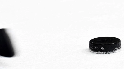 Ein Puck auf der Eisfläche. (Foto: Tobias Hase/dpa)