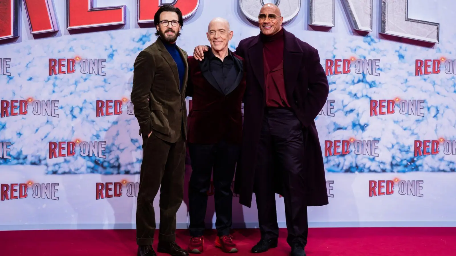 Chris Evans (l-r), J.K. Simmons und Dwayne Johnson auf dem Roten Teppich zur Weltpremiere des Films „Red One – Alarmstufe Weihnachten“.  (Foto: Christoph Soeder/dpa)