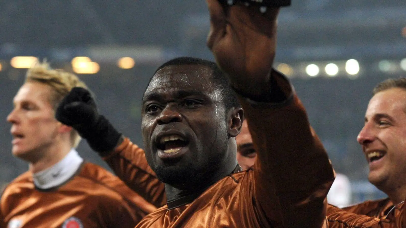 Durch ein Tor von Gerald Asamoah gewann der FC St. Pauli im Februar 2011 das Stadtderby gegen den HSV mit 1:0. (Foto: Marcus Brandt/dpa)