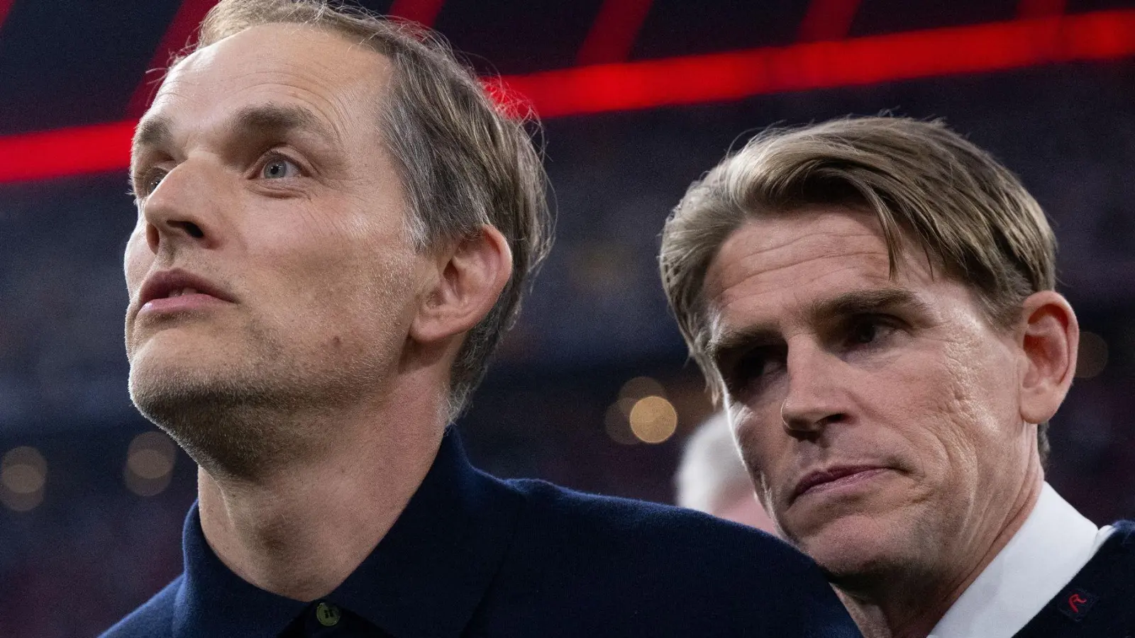 Trainer Thomas Tuchel (l) und Christoph Freund, Sportdirektor von München, kommen vor dem Spiel in das Stadion. Die Bayern-Bosse verhandeln mit Coach Tuchel nach Medienberichten über einen überraschenden Verbleib. (Foto: Sven Hoppe/dpa)