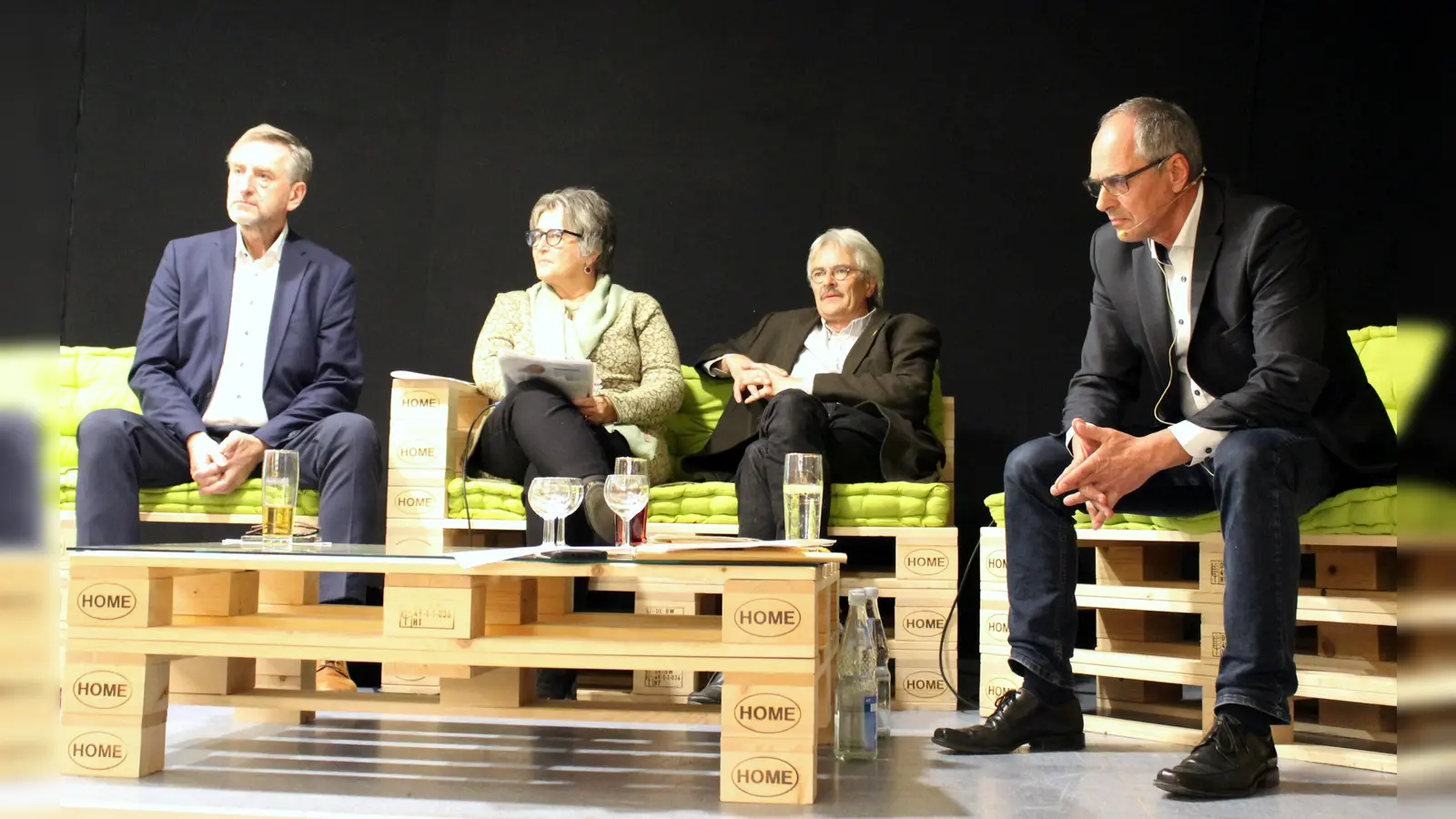 Günther Felßner (l.), Präsident des Bayerischen Bauernverbands, Richard Mergner (2.v.r.), Vorsitzender des Bund Naturschutz in Bayern und Europaabgeordnete Maria Noichl stellten sich bei einer Podiumsdiskussion den Fragen von Wolfgang Kerwagen, Leiter des Amts für Landwirtschaft, Ernährung und Forsten Ansbach. (Foto: Diane Mayer)