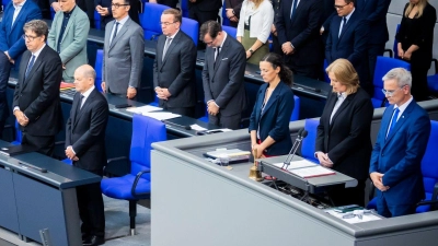 Im Deutschen Bundestag wurde dem durch einen Angriff verstorben Polizisten gedacht. Er war am Freitag in Mannheim niedergestochen worden. (Foto: Christoph Soeder/dpa)