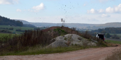 Sprengung vor hübschem Panorama: Ein kurzes Puff und schon schoss die Erde gen Himmel. Der letzte Durchgang von fünfen. (Foto: J. Zimmermann)