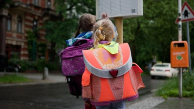 Kinder sollten an der Haltestelle nicht Fangen spielen, herumrennen oder andere schubsen. (Foto: Silvia Marks/dpa-tmn)