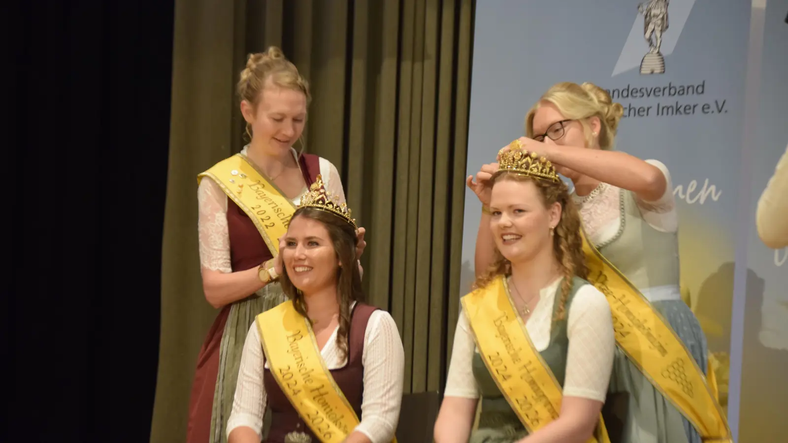 Scheidende und neue Honighoheiten beim Bayerischen Imkertag: Victoria Seeburger und Laura Mach (hinten, von links) sowie Elena Eberl und Anka Bürzer (vorne, von links). (Foto: Christina Özbek)