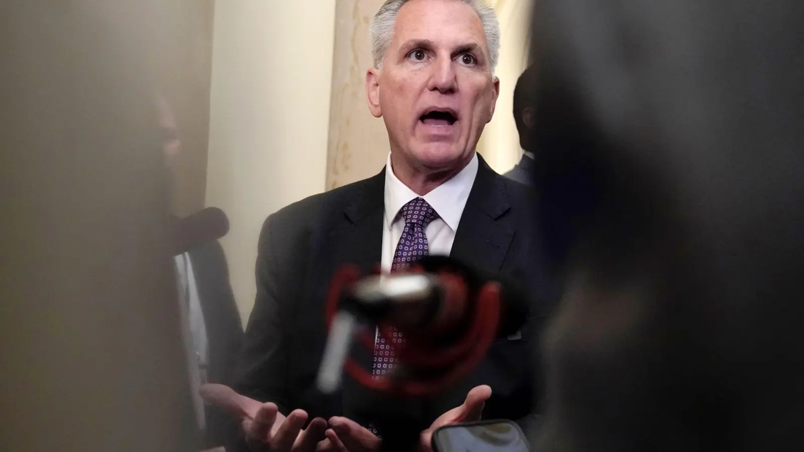 Republikaner Kevin McCarthy spricht mit Journalisten. (Foto: Mariam Zuhaib/AP/dpa)