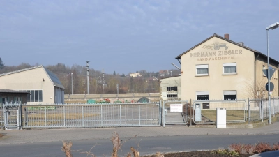 Dort, wo heute noch die Gebäude eines Landmaschinenhandels stehen, rückt der Neubau eines Rewe-Markts in Neustadt/Aisch nun doch langsam näher. (Archivbild: Patrick Lauer)