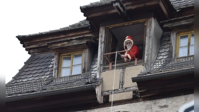 Naschwerk statt Lametta und Christbaumkugeln hängt an dem Bäumchen, das der „Pelzi“ zum Plündern vom Turm hinablässt. (Foto: Christina Özbek)